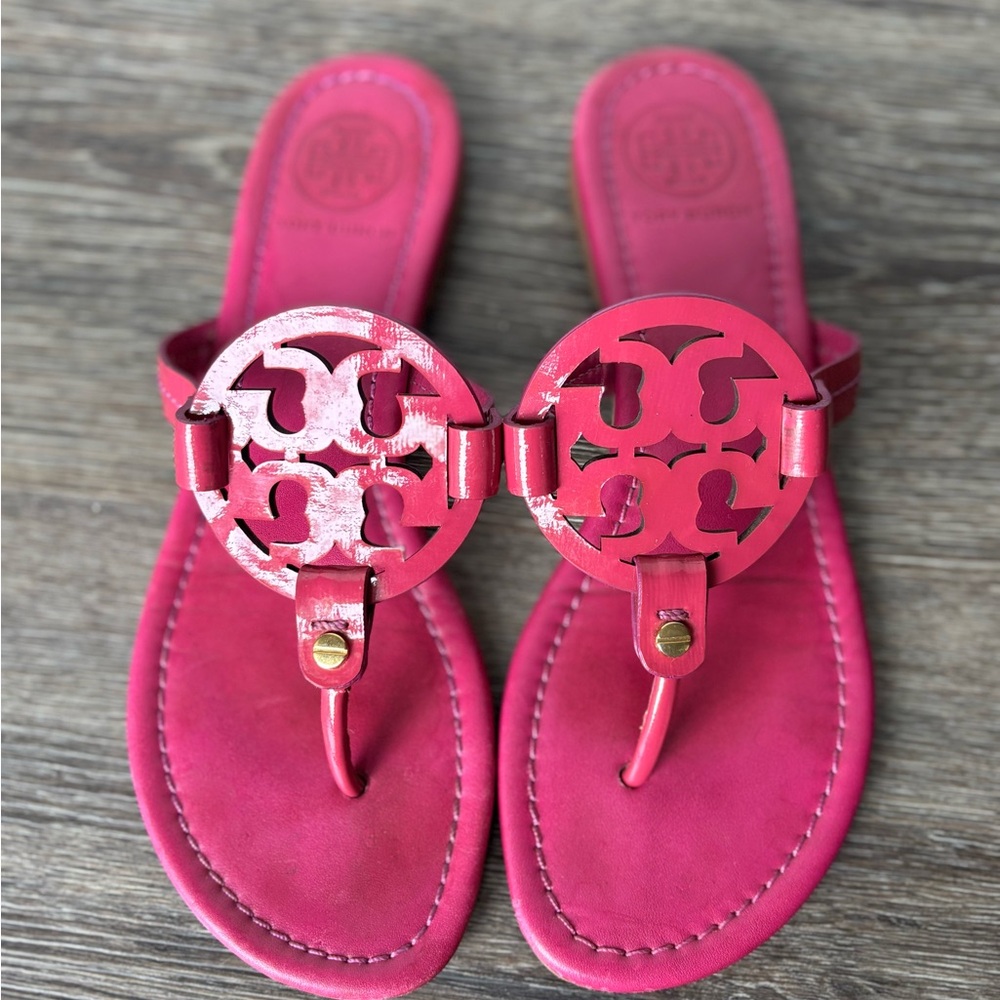 Tory Burch Miller Sandals

Color Fuchsia
Gently Used 
Size 7.5 M